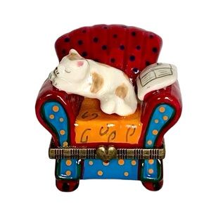 VINTAGE PORCELAIN SLEEPING CAT IN CHAIR HINGED TRINKET BOX